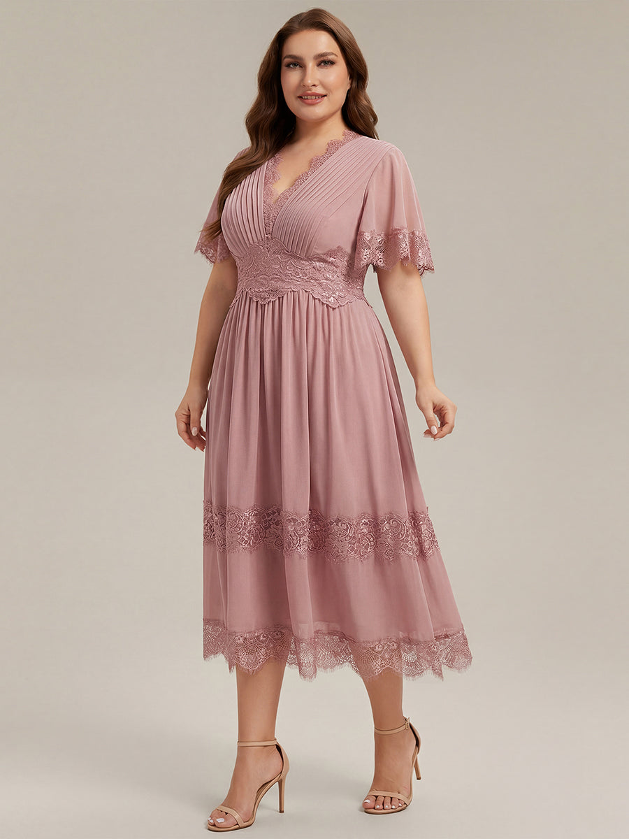 Robe midi A ligne à manches courtes plissée décolletée en V avec manches volantées et détail découpé #Couleur_Rose fumee