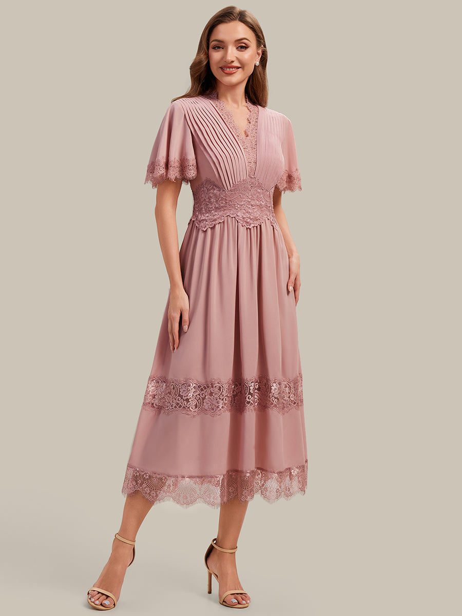 Robe midi A ligne à manches courtes plissée décolletée en V avec manches volantées et détail découpé #Couleur_Rose fumee