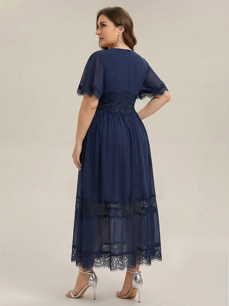 Robe midi A ligne à manches courtes plissée décolletée en V avec manches volantées et détail découpé #Couleur_Bleu Marine