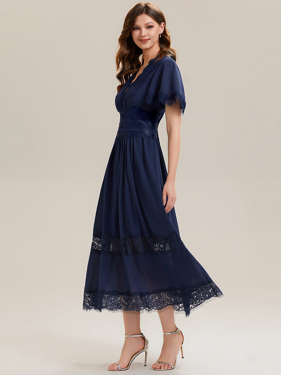 Robe midi A ligne à manches courtes plissée décolletée en V avec manches volantées et détail découpé #Couleur_Bleu Marine