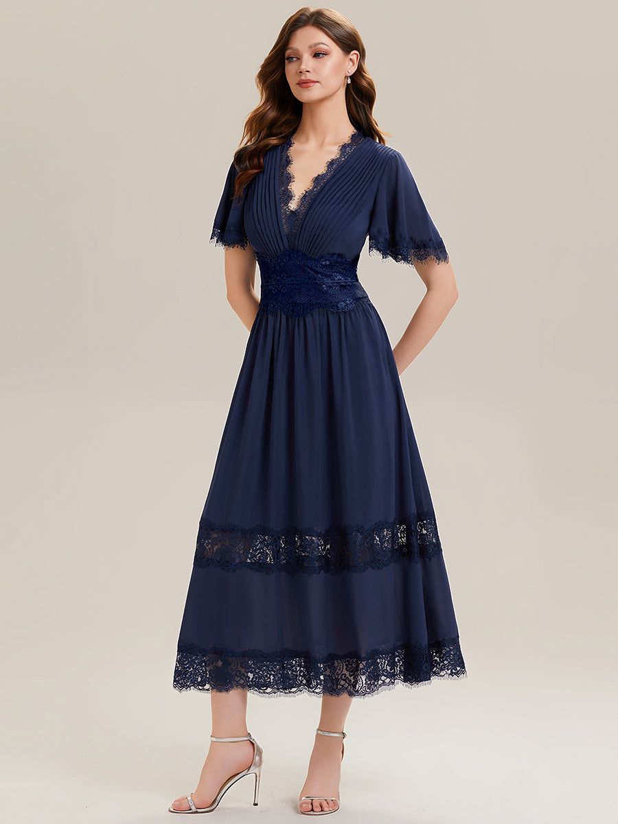 Robe midi A ligne à manches courtes plissée décolletée en V avec manches volantées et détail découpé #Couleur_Bleu Marine