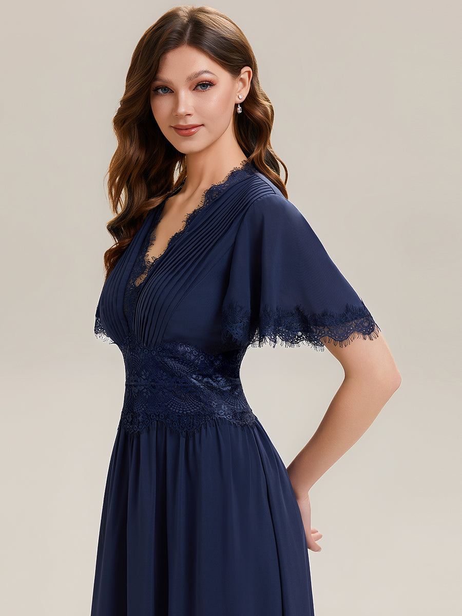 Robe midi A ligne à manches courtes plissée décolletée en V avec manches volantées et détail découpé #Couleur_Bleu Marine