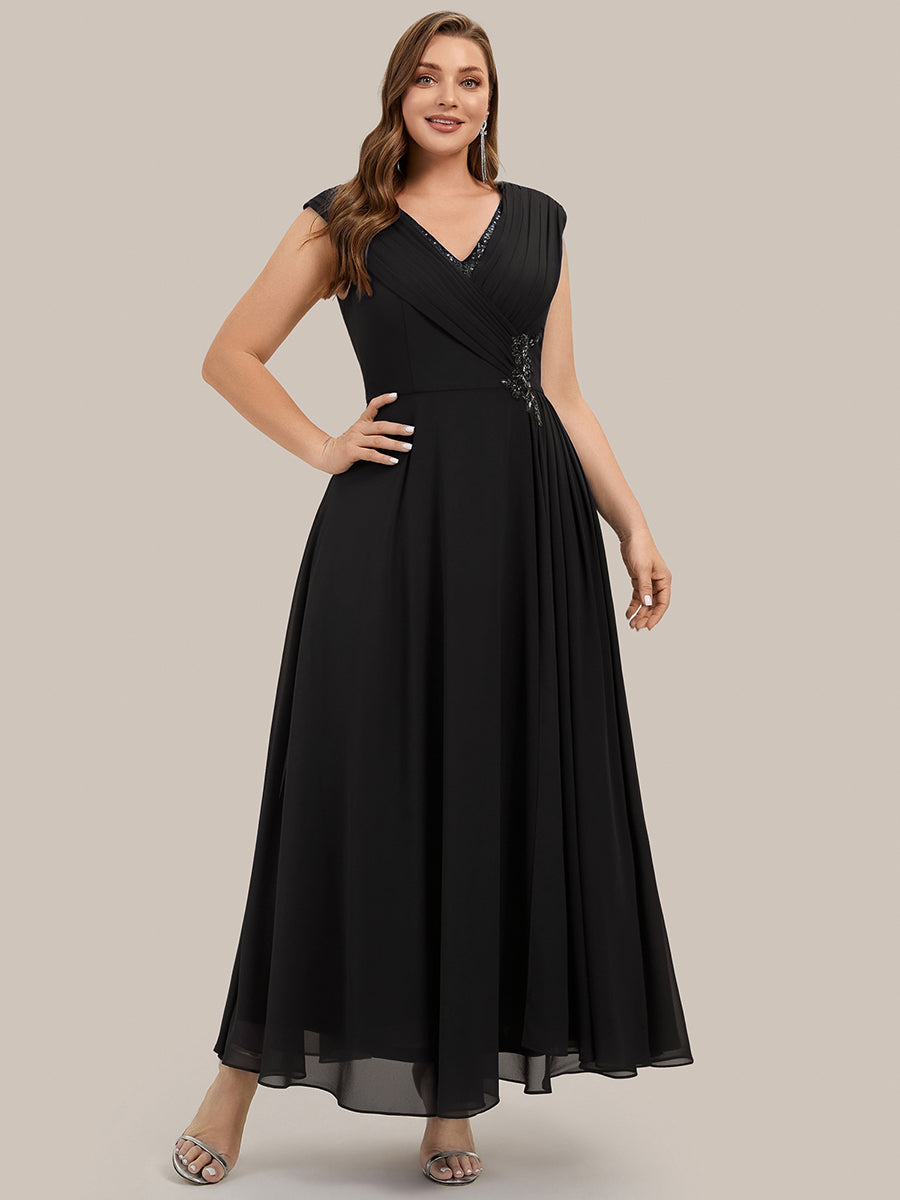 Robe maxi A-line à appliques avec décolleté en V profond et manches courtes ornée de rubans fluides #Couleur_Noir