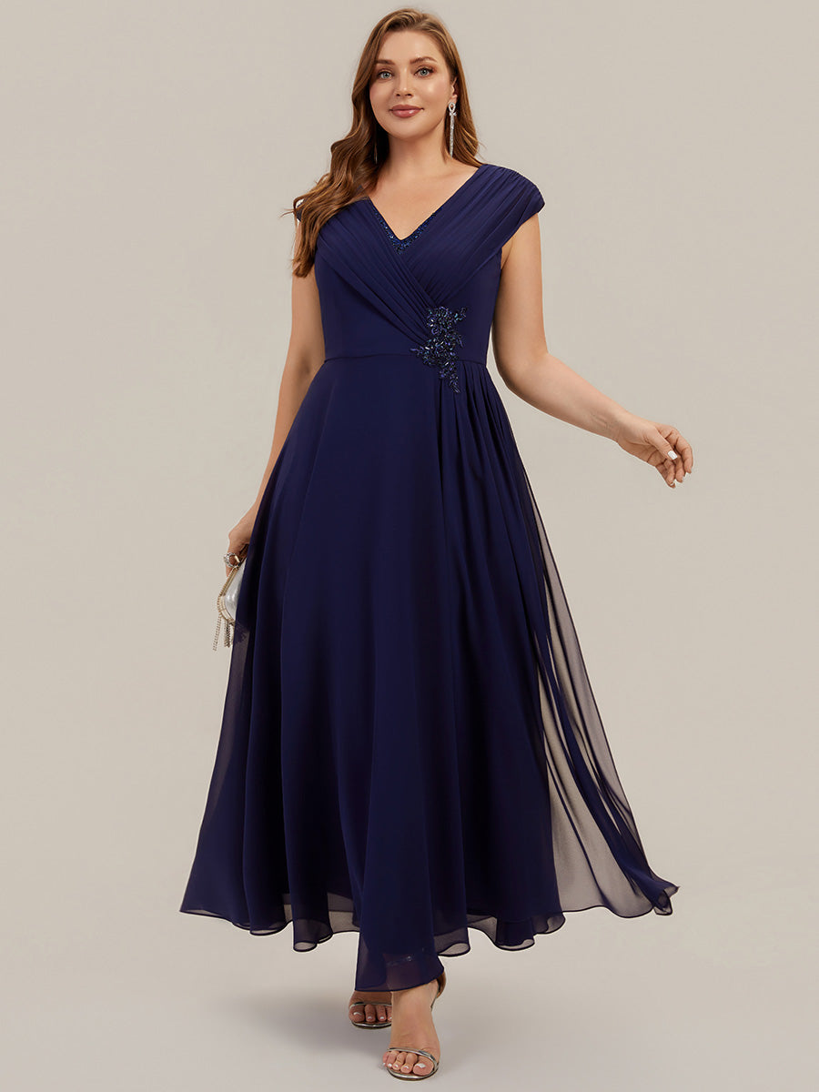 Robe maxi A-line à appliques avec décolleté en V profond et manches courtes ornée de rubans fluides #Couleur_Bleu Marine