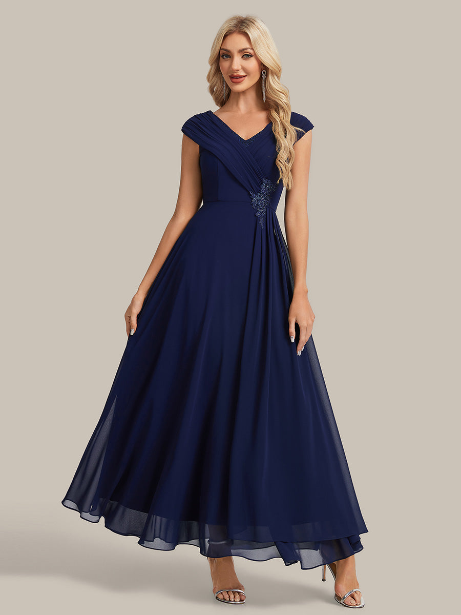 Robe maxi A-line à appliques avec décolleté en V profond et manches courtes ornée de rubans fluides #Couleur_Bleu Marine