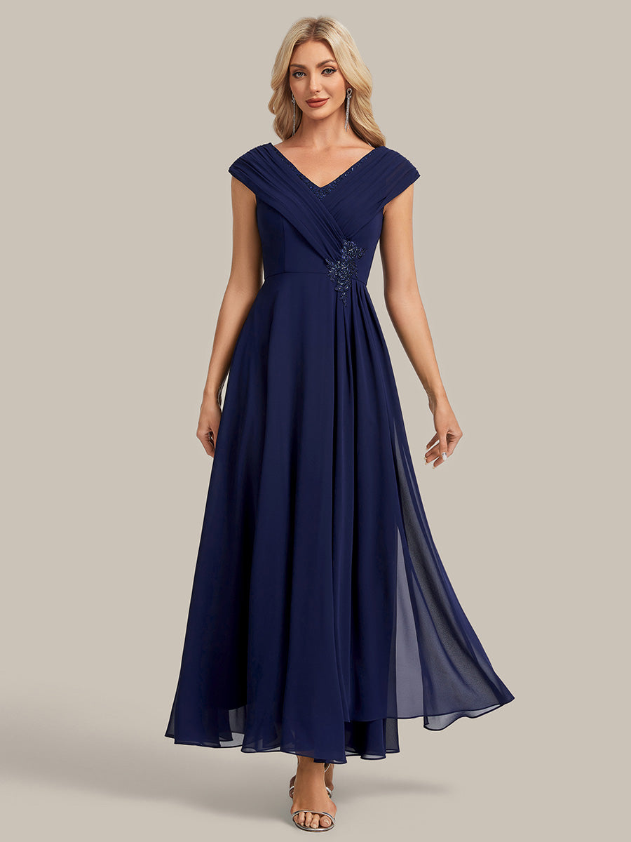 Robe maxi A-line à appliques avec décolleté en V profond et manches courtes ornée de rubans fluides #Couleur_Bleu Marine