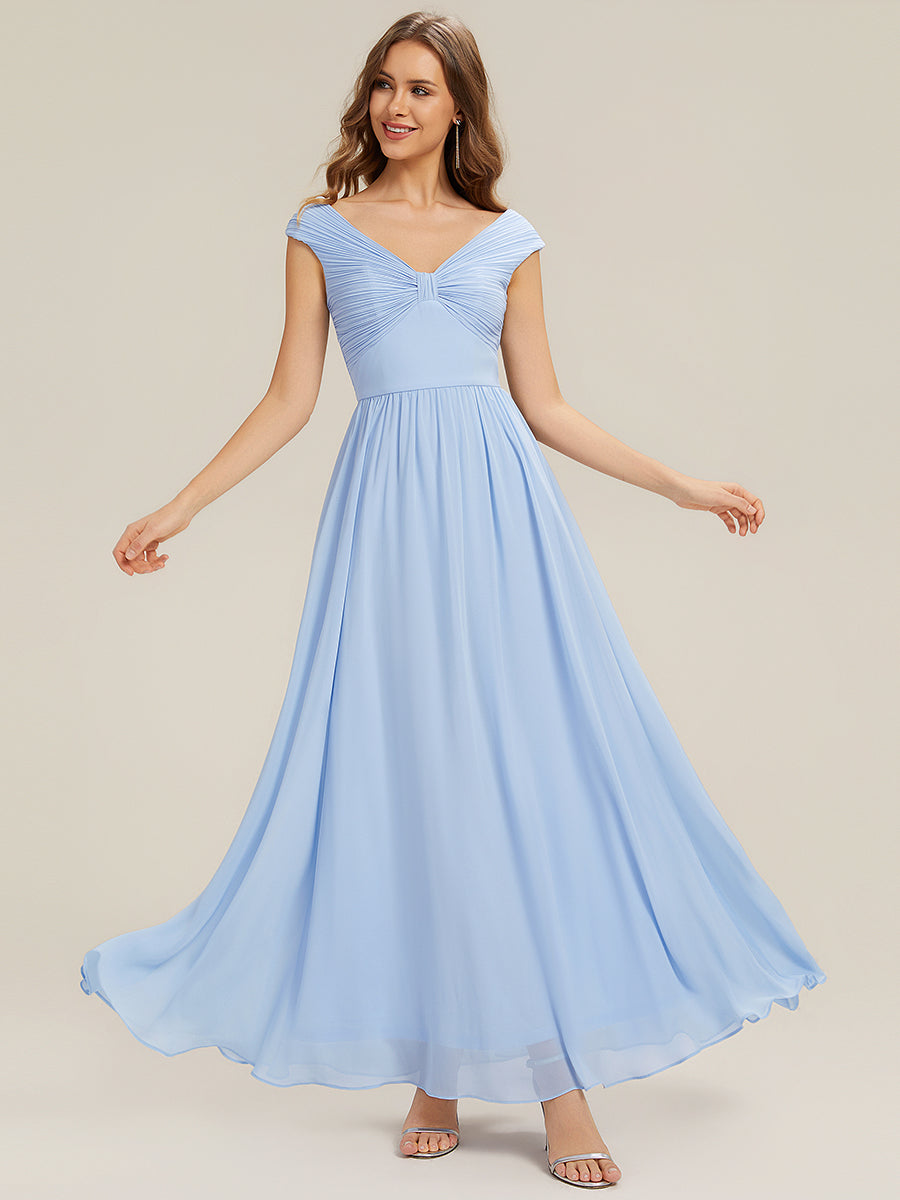 Robe longue sans manches décolletée en V avec une taille haute et des détails plissés #Couleur_Bleu Glace