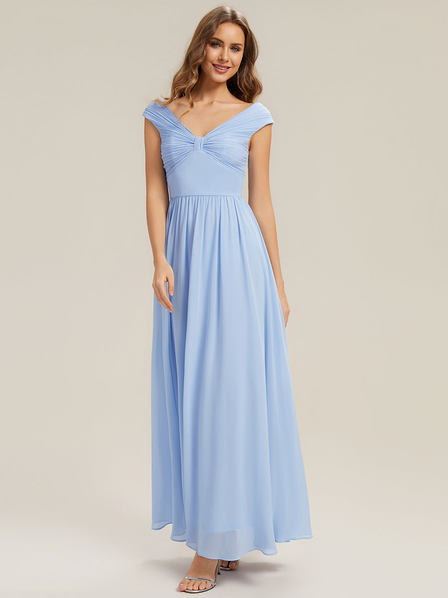 Robe longue sans manches décolletée en V avec une taille haute et des détails plissés #Couleur_Bleu Glace