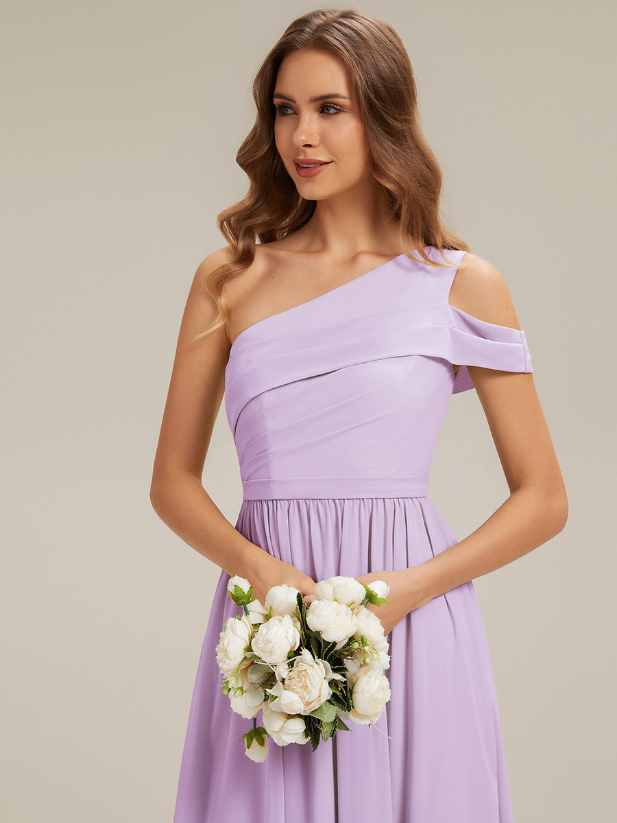 Robe longue à une épaule à manches courtes avec fente haute sur la cuisse et détail découpé #Couleur_Lilas Givré