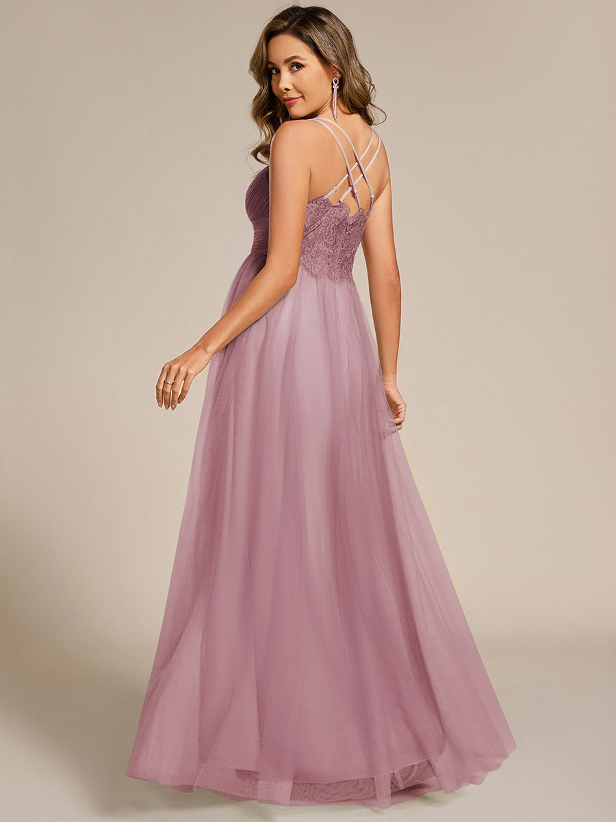 Robe de demoiselle d'honneur en tulle plissée sans manches à col en V et bretelles croisées au dos en dentelle #Couleur_Mauve