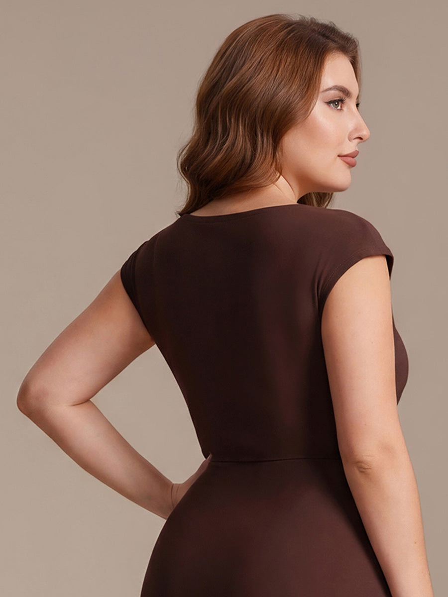 Robe courte à manches courtes extensible sans manches avec encolure asymétrique #Couleur_Marron chocolat