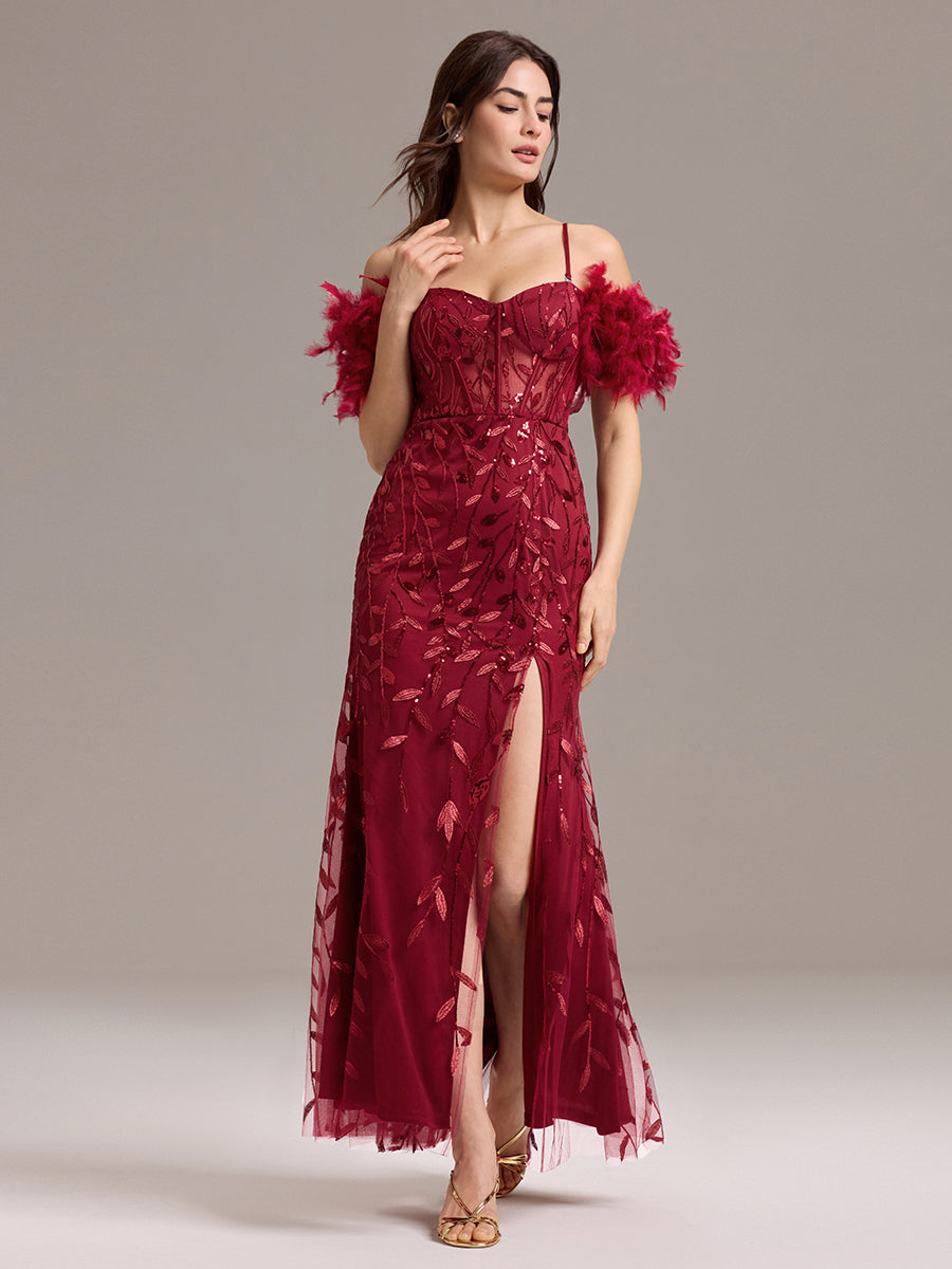 Robe de soirée fendue à épaules dénudées et manches en plumes #Couleur_Bordeaux