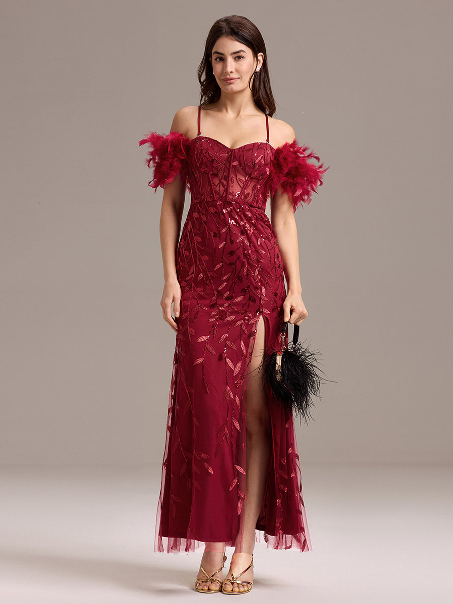 Robe de soirée fendue à épaules dénudées et manches en plumes #Couleur_Bordeaux