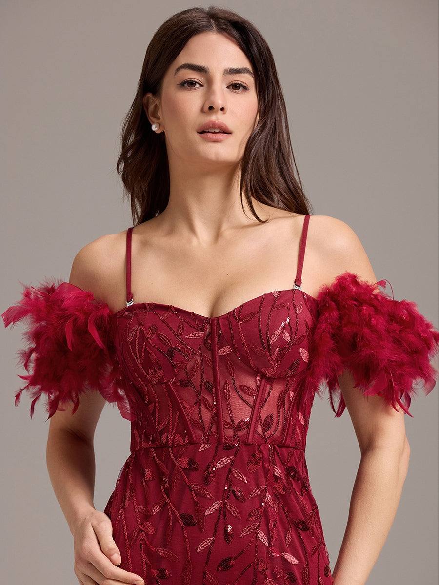 Robe de soirée fendue à épaules dénudées et manches en plumes #Couleur_Bordeaux