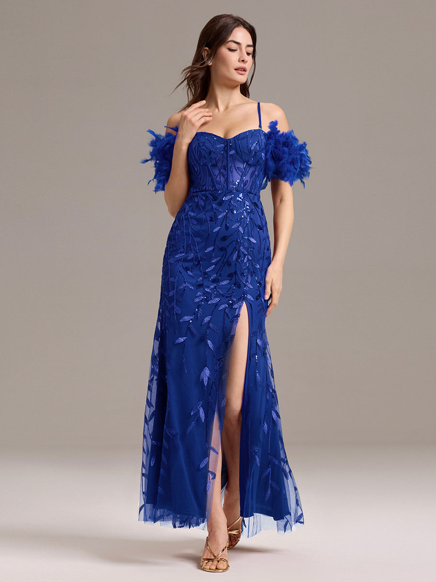 Robe de soirée fendue à épaules dénudées et manches en plumes #Couleur_Bleu Saphir