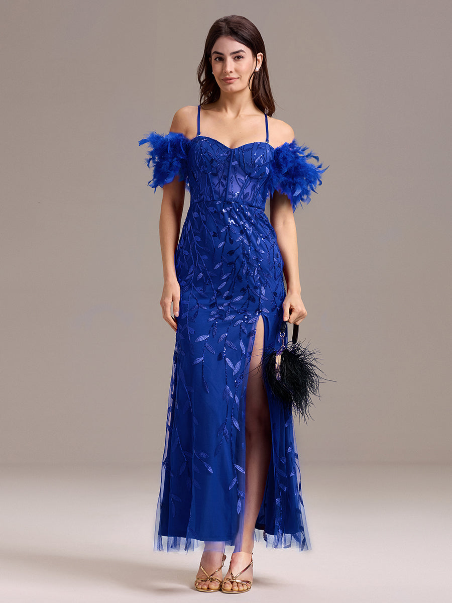 Robe de soirée fendue à épaules dénudées et manches en plumes #Couleur_Bleu Saphir