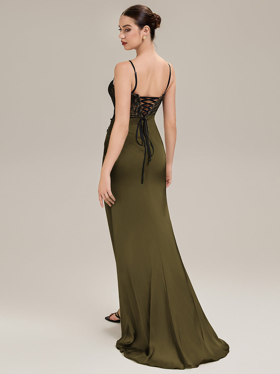 Robe de soirée chic sans bretelles sans manches en forme de sirène longueur sol avec dentelle à frange et détail corset #Couleur_Vert Olive