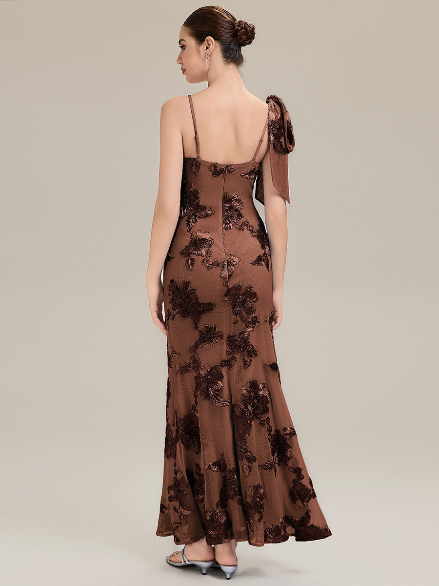 Robe de soirée chic à bretelles spaghetti ajustables avec décolleté en cœur en mermaid longueur de sol et détails en jacquard floral #Couleur_Brun