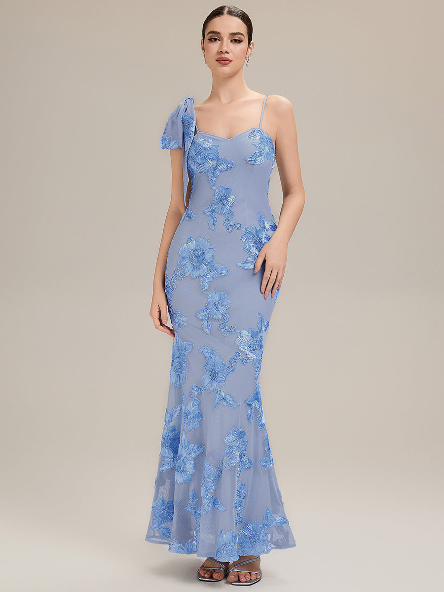 Robe de soirée chic à bretelles spaghetti ajustables avec décolleté en cœur en mermaid longueur de sol et détails en jacquard floral #Couleur_Bleu Glace
