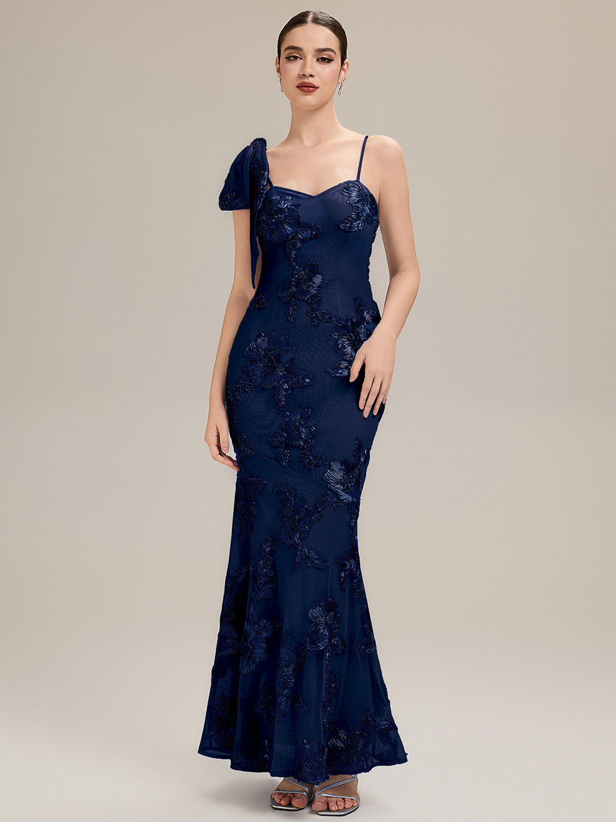 Robe de soirée chic à bretelles spaghetti ajustables avec décolleté en cœur en mermaid longueur de sol et détails en jacquard floral #Couleur_Bleu Marine