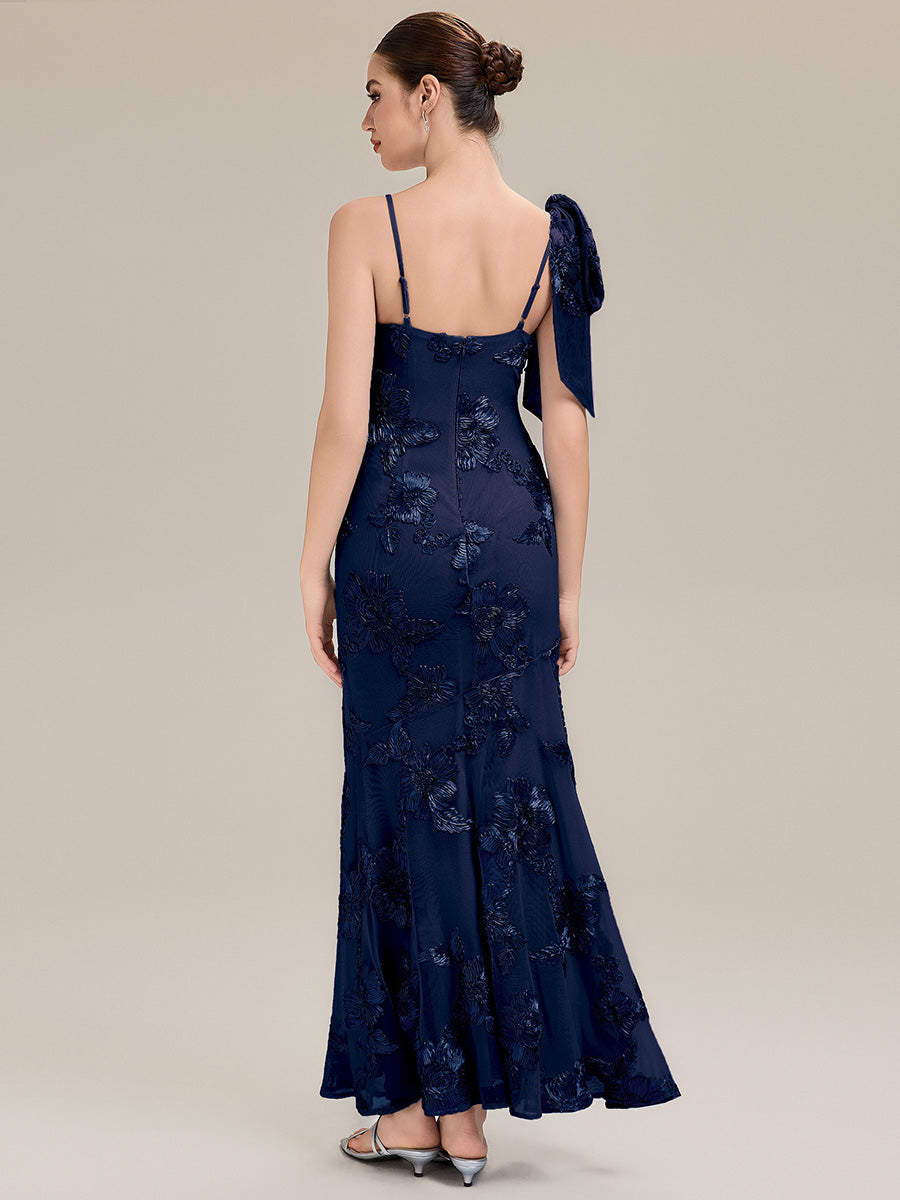 Robe de soirée chic à bretelles spaghetti ajustables avec décolleté en cœur en mermaid longueur de sol et détails en jacquard floral #Couleur_Bleu Marine