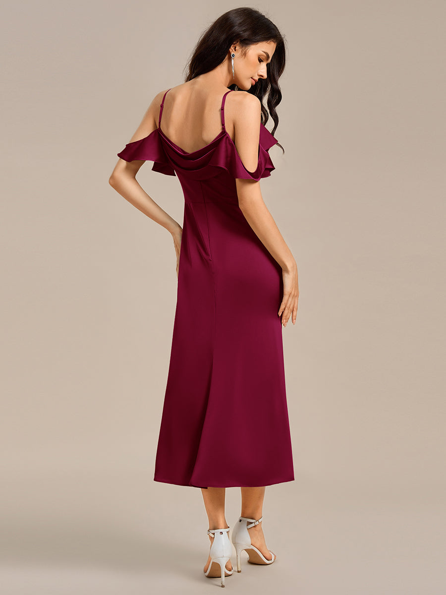 Robe mi-longue en satin à épaules dénudées et manches à volants #Couleur_Bordeaux