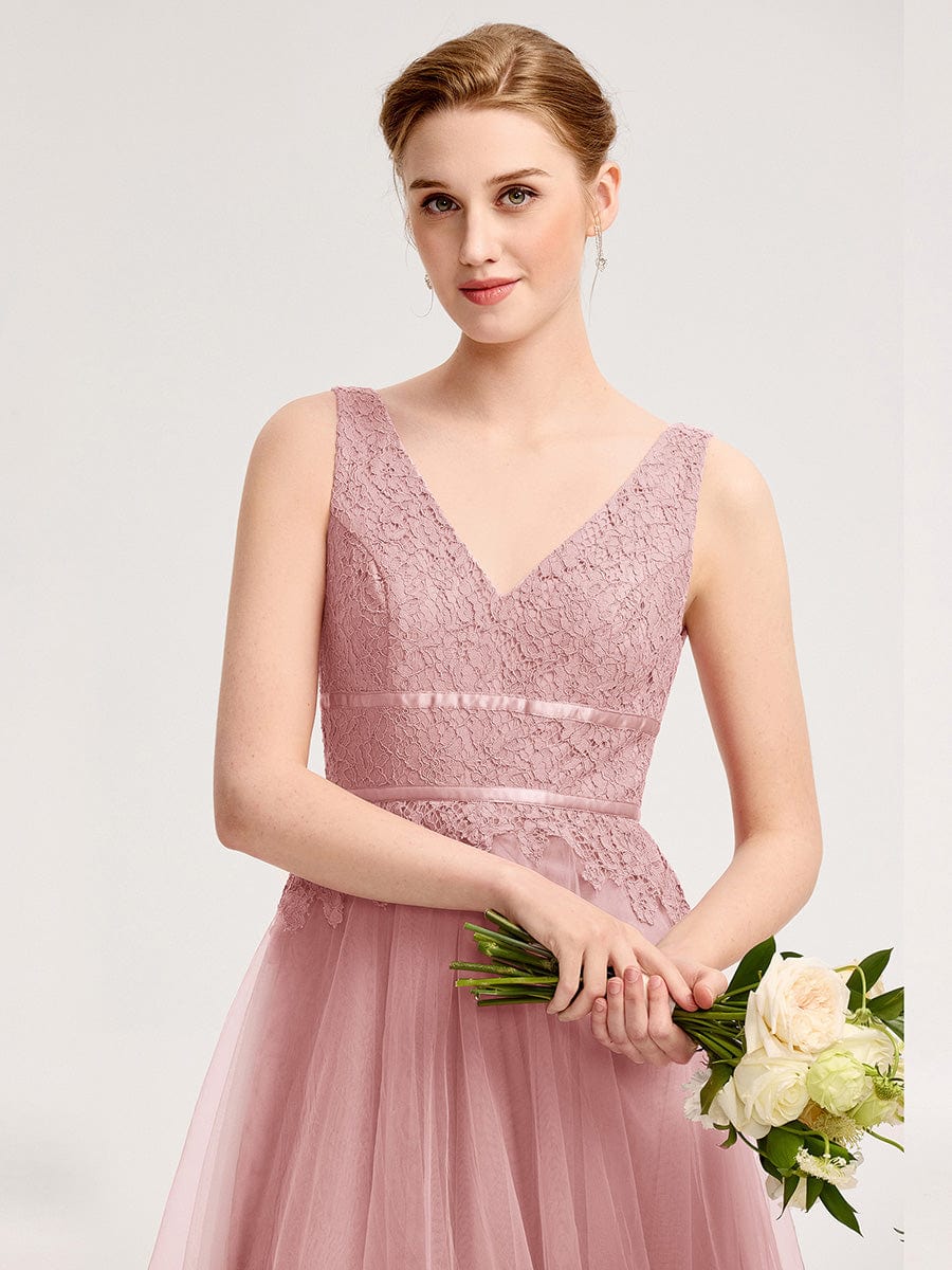 Robe d'invité de mariage trapèze en mousseline fluide à encolure ronde et longueur au genou #Couleur_Rose fumee