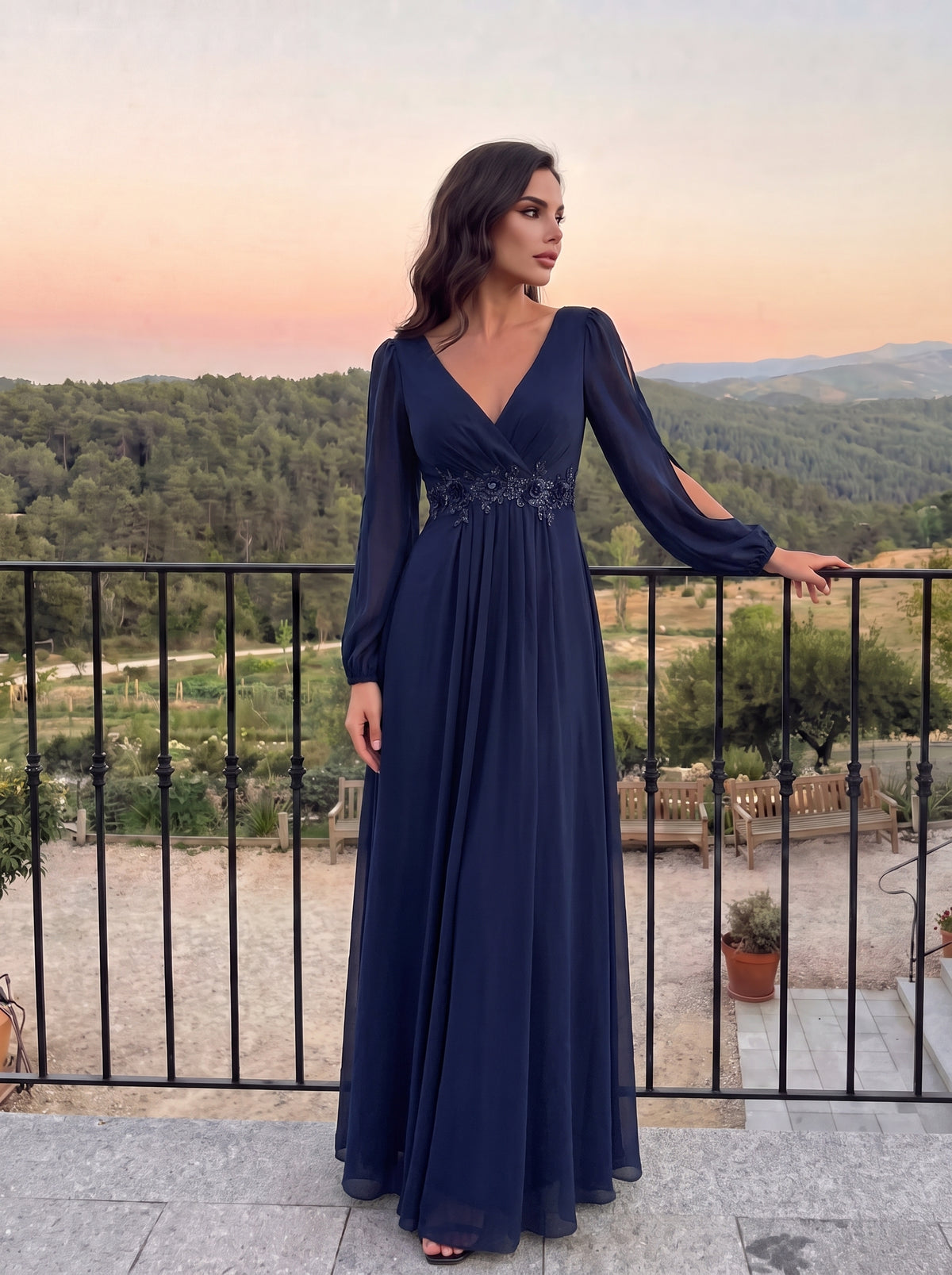 Robe de Soiree Longue Elegante Avec Lanterne en V Profond a Manches Fendues et Appliques #Couleur_Bleu Marine