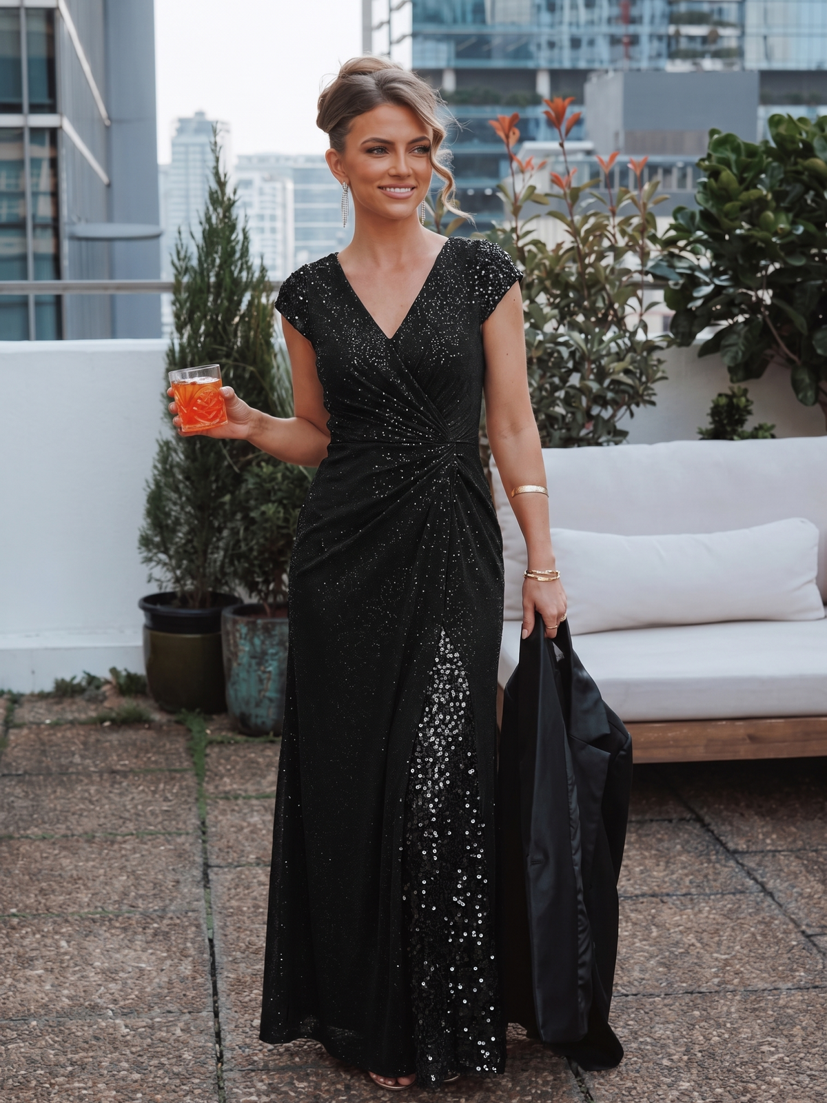 Robe moulante à manches courtes en stretch élevé avec décolleté en V noué et détails en sequins #Couleur_Noir