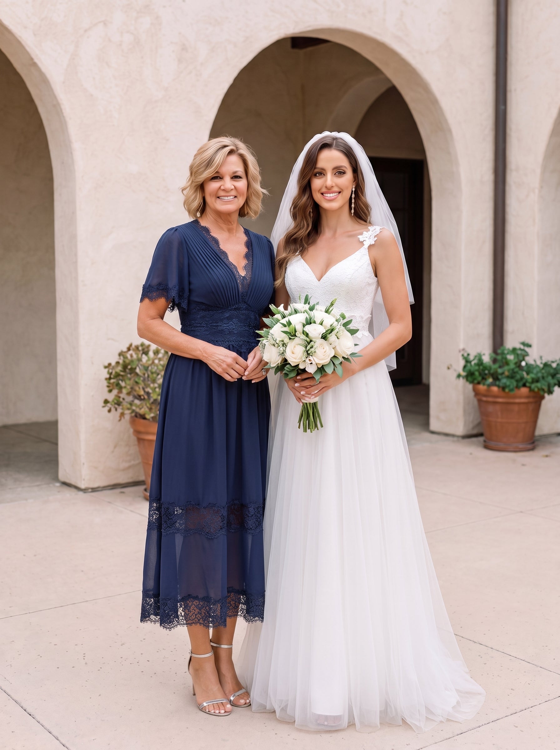 Robe midi A ligne à manches courtes plissée décolletée en V avec manches volantées et détail découpé #Couleur_Bleu Marine