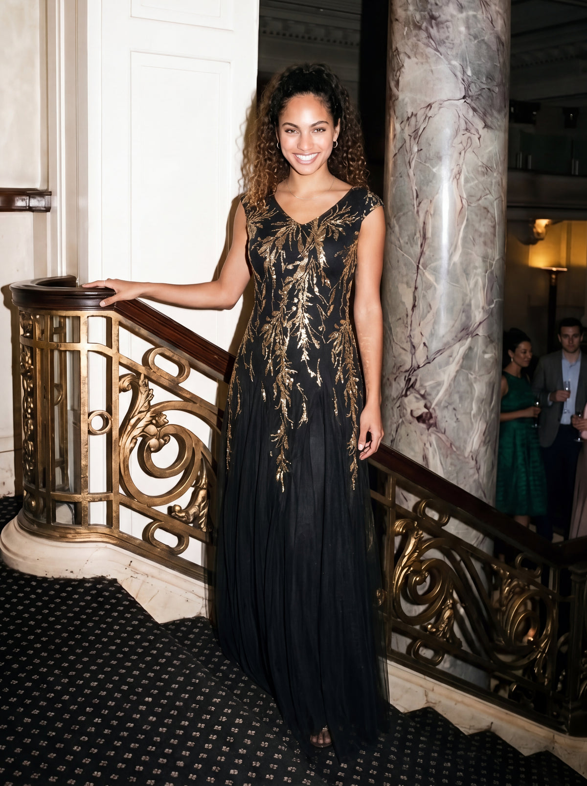 robe longue sans manches décolletée en V brodée de fleurs en A #Couleur_Noir & Or