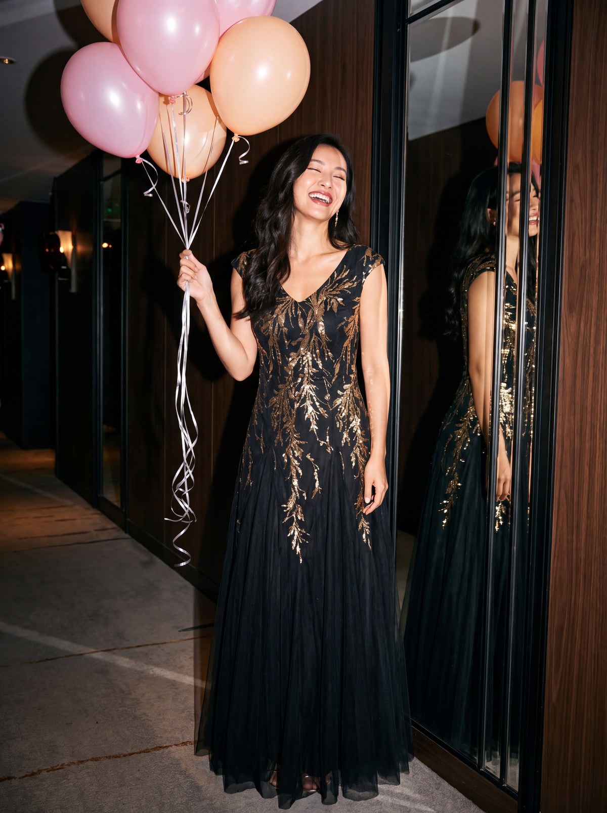 robe longue sans manches décolletée en V brodée de fleurs en A #Couleur_Noir & Or