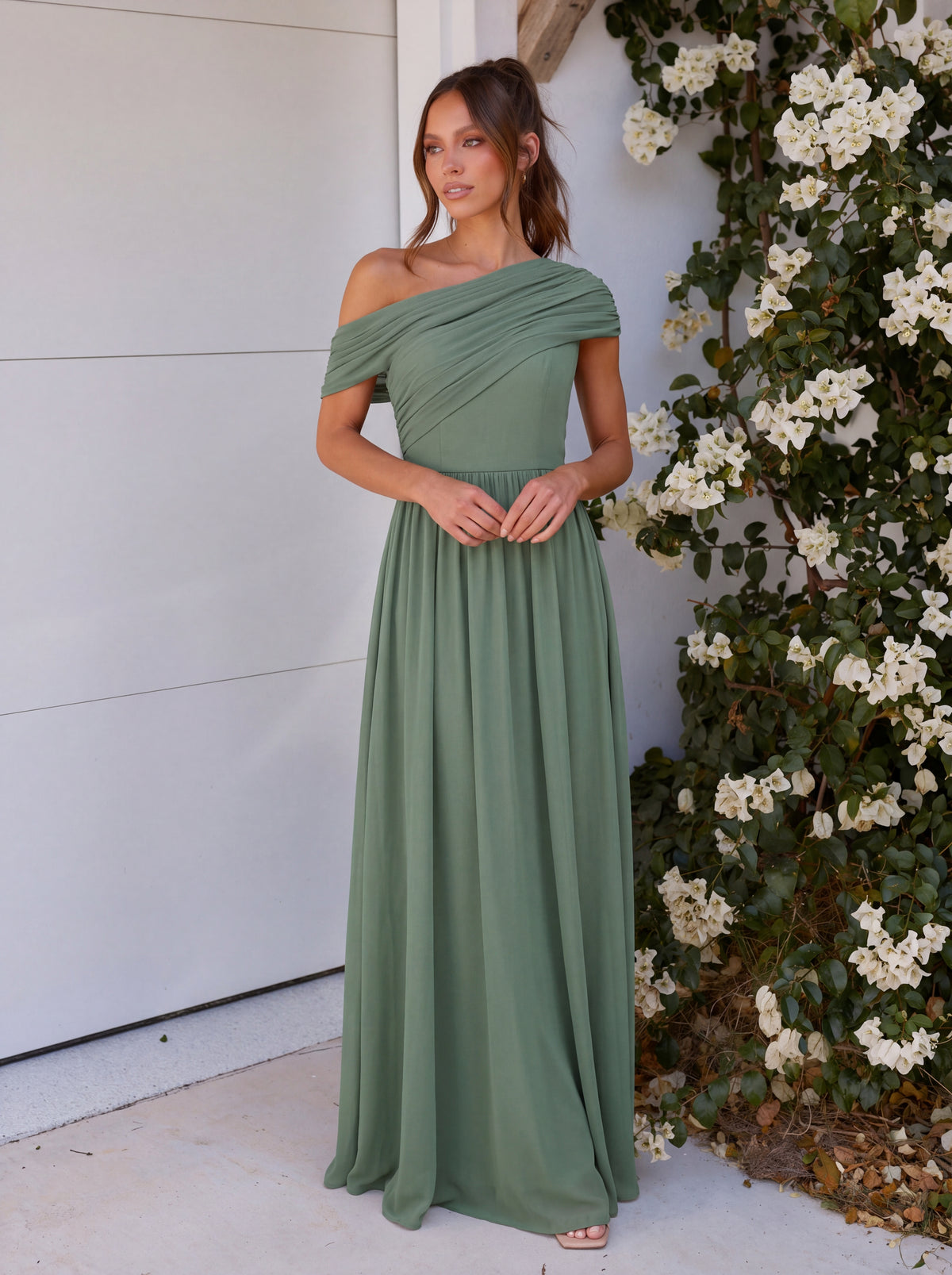 Robe longue asymétrique sans bretelles en A avec détail froncé #Couleur_Eukalyptus Grün