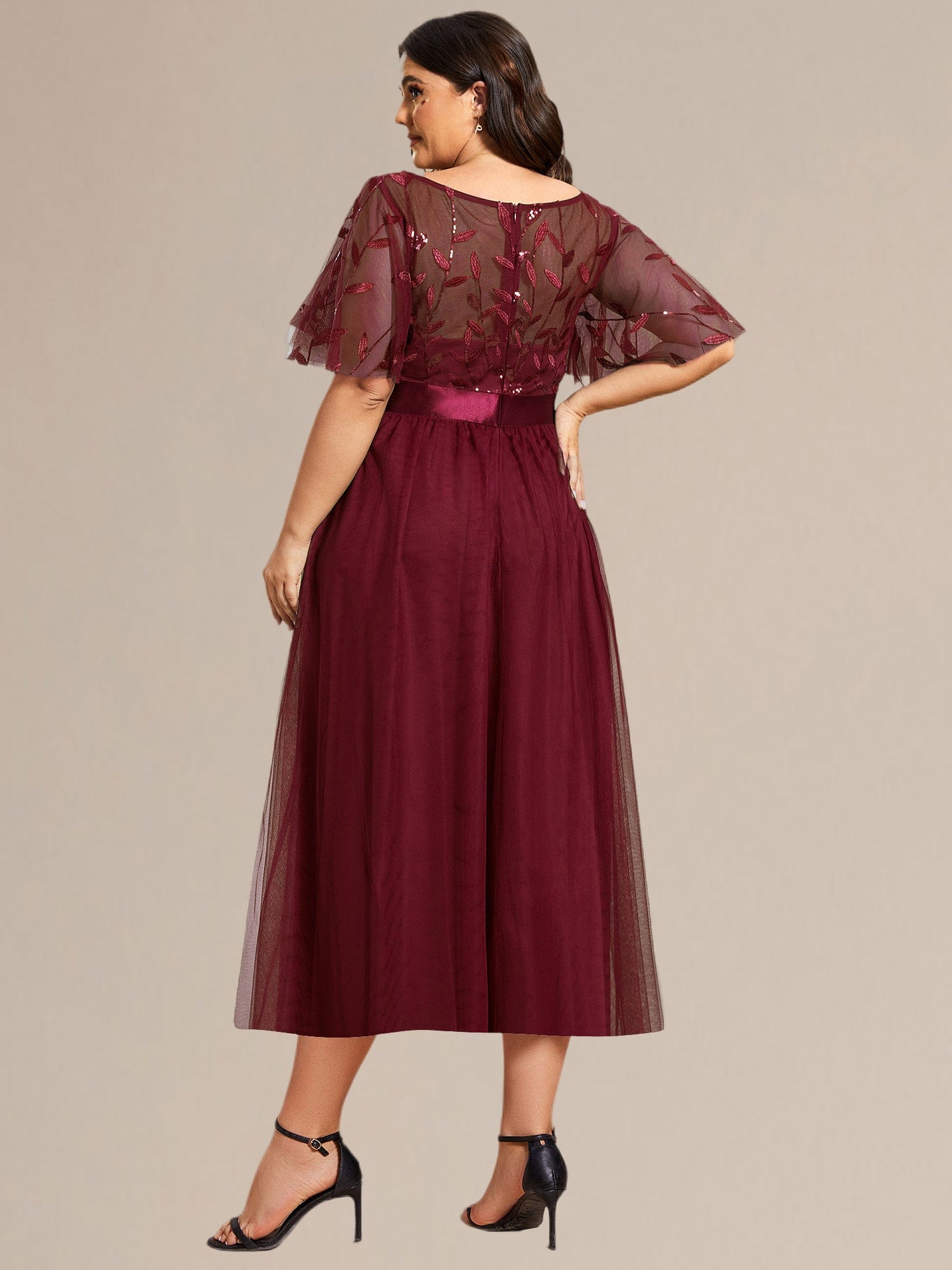 Robe d'invitée de mariage mi-longue à paillettes et feuilles #Couleur_Bordeaux