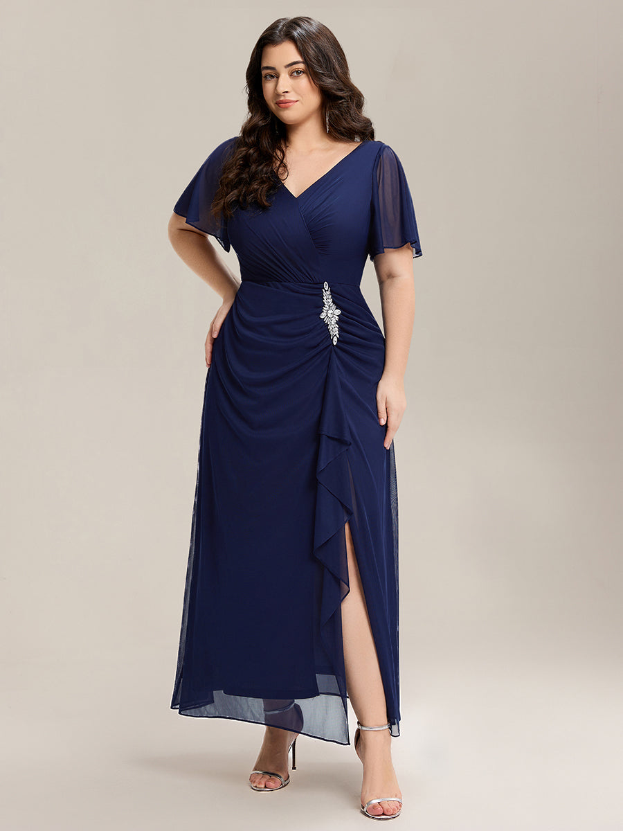Robe de la mère de la mariée en mousseline ornée de strass avec manches à volants et fente #Couleur_Bleu Marine