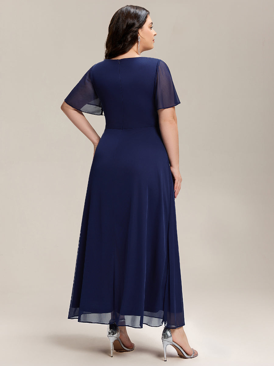 Robe de la mère de la mariée en mousseline ornée de strass avec manches à volants et fente #Couleur_Bleu Marine