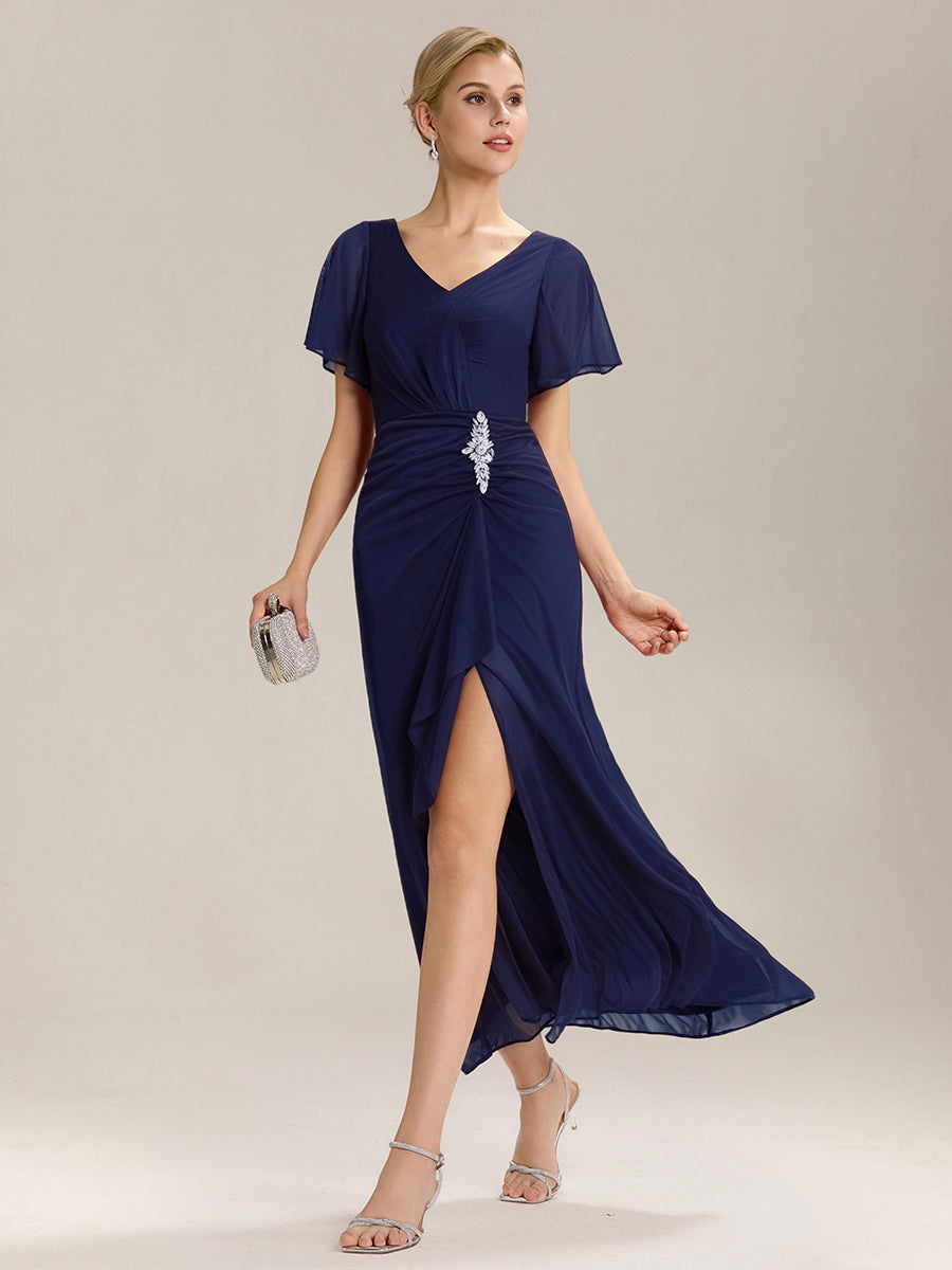Robe de la mère de la mariée en mousseline ornée de strass avec manches à volants et fente #Couleur_Bleu Marine