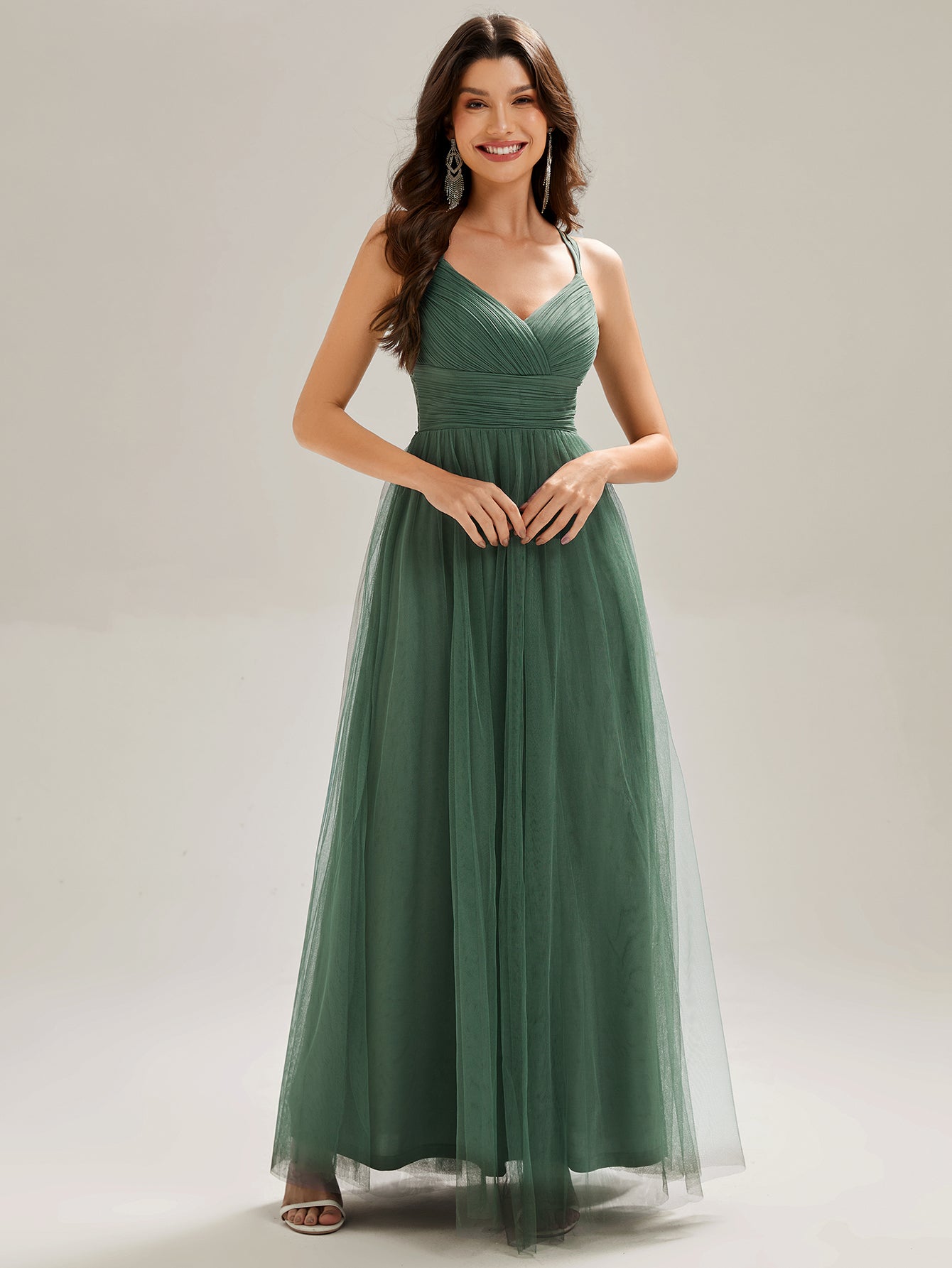Robe de demoiselle d'honneur en tulle plissée sans manches à col en V et bretelles croisées au dos en dentelle