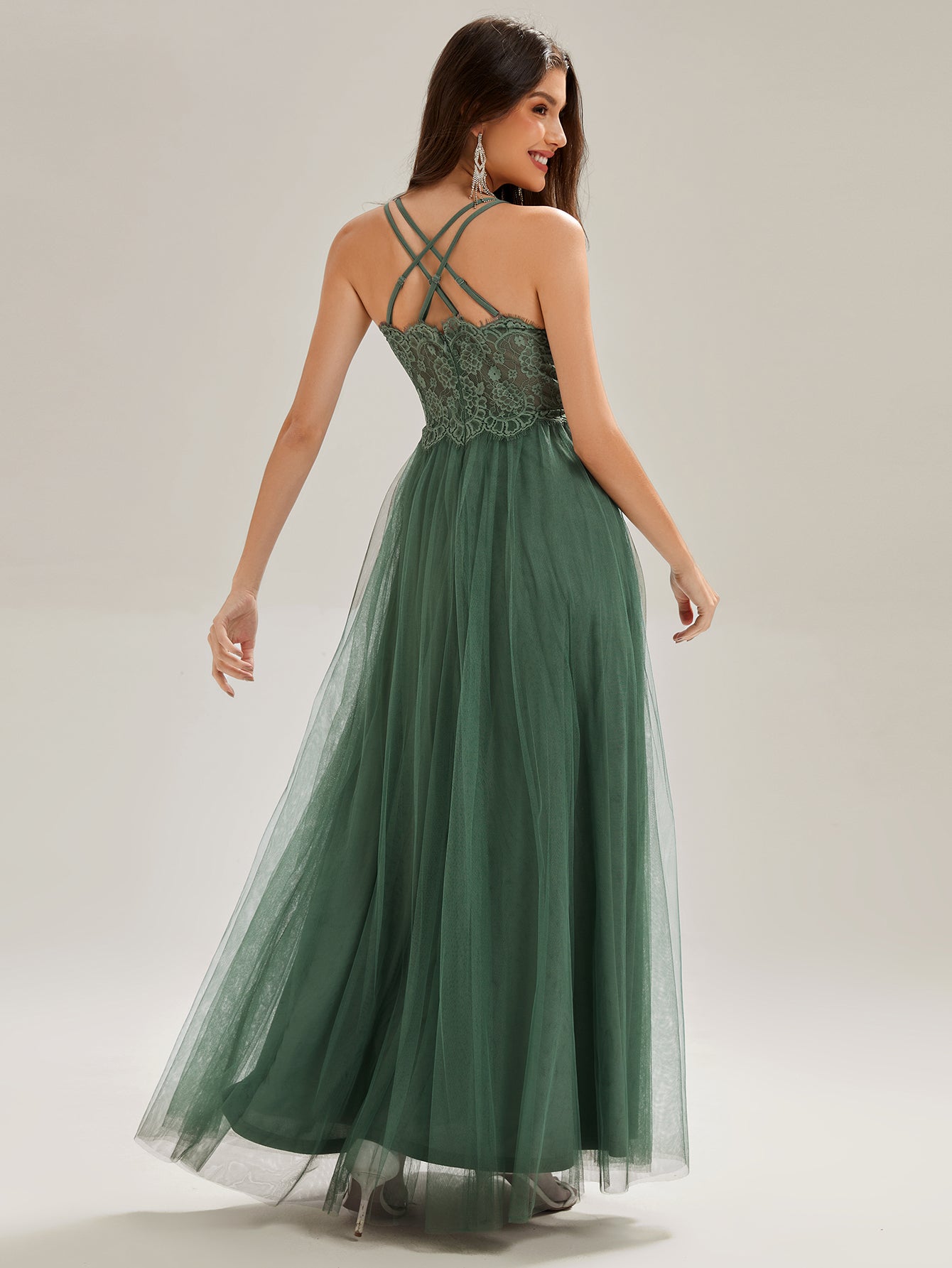 Robe de demoiselle d'honneur en tulle plissée sans manches à col en V et bretelles croisées au dos en dentelle