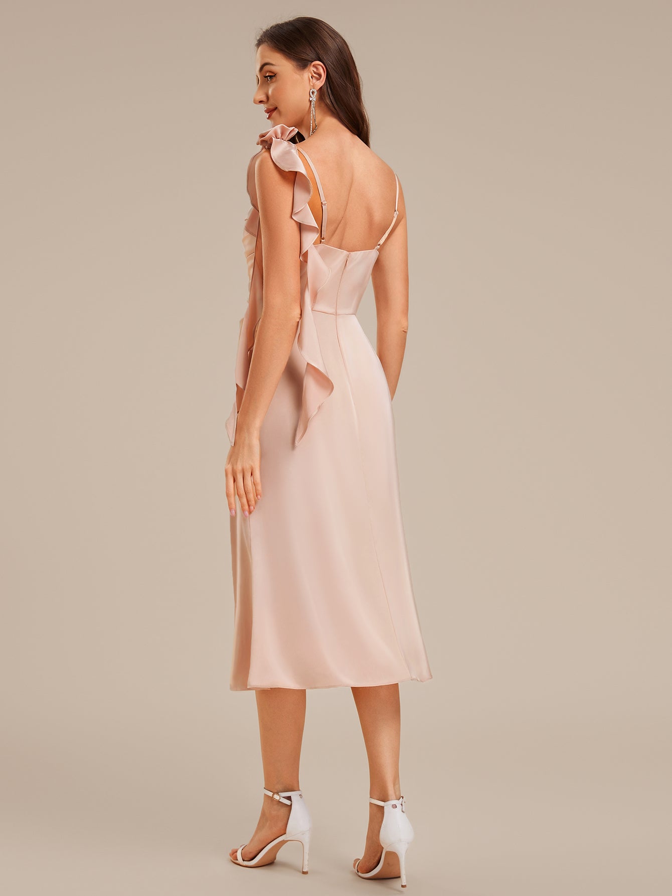 Robe d'invitée mi-longue en satin avec fente et volants #Couleur_Rose