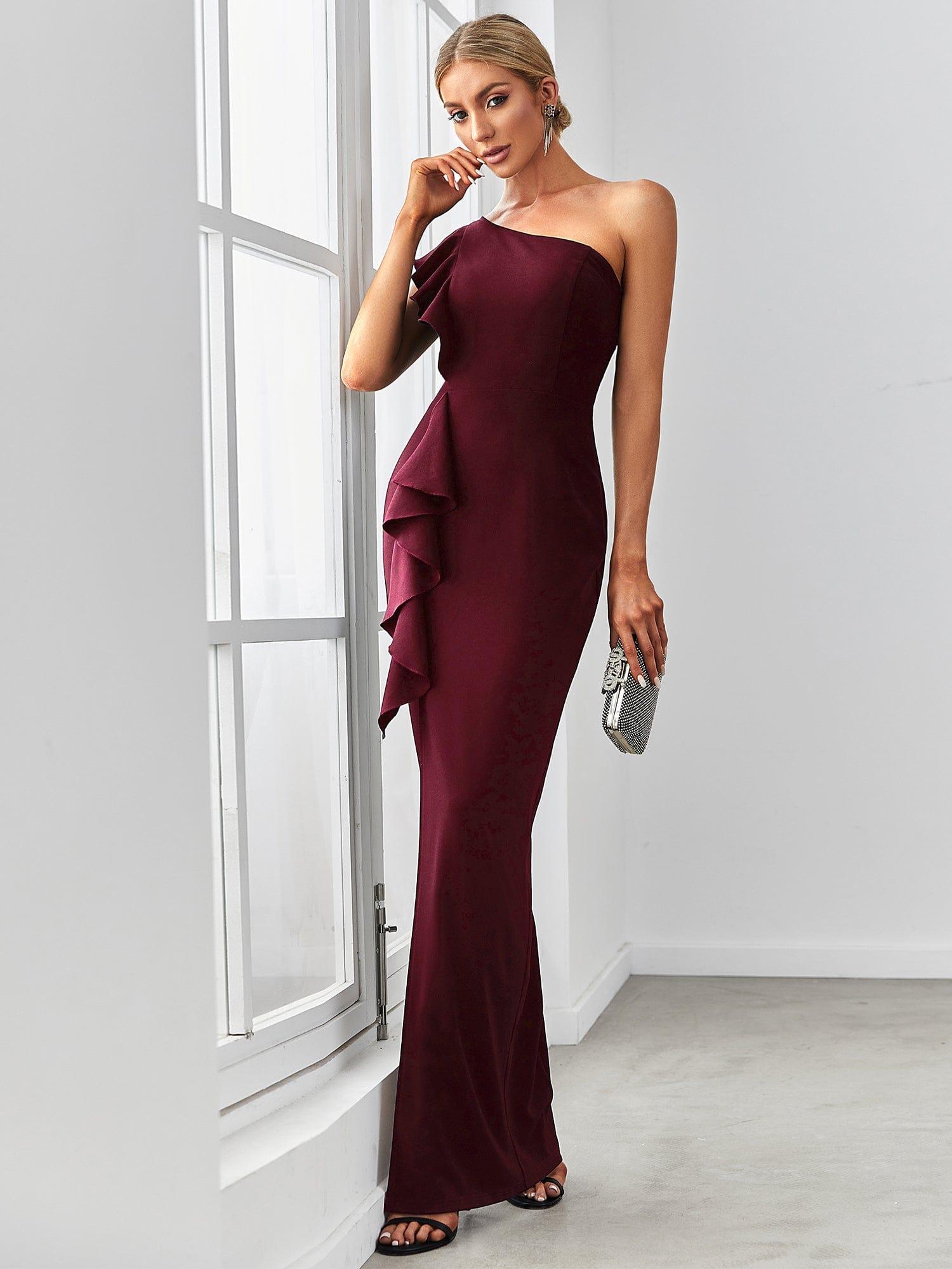 Robe élégante à une épaule fendue et extensible avec des volants #Couleur_Bordeaux Robe élégante à une épaule fendue et extensible avec des volants