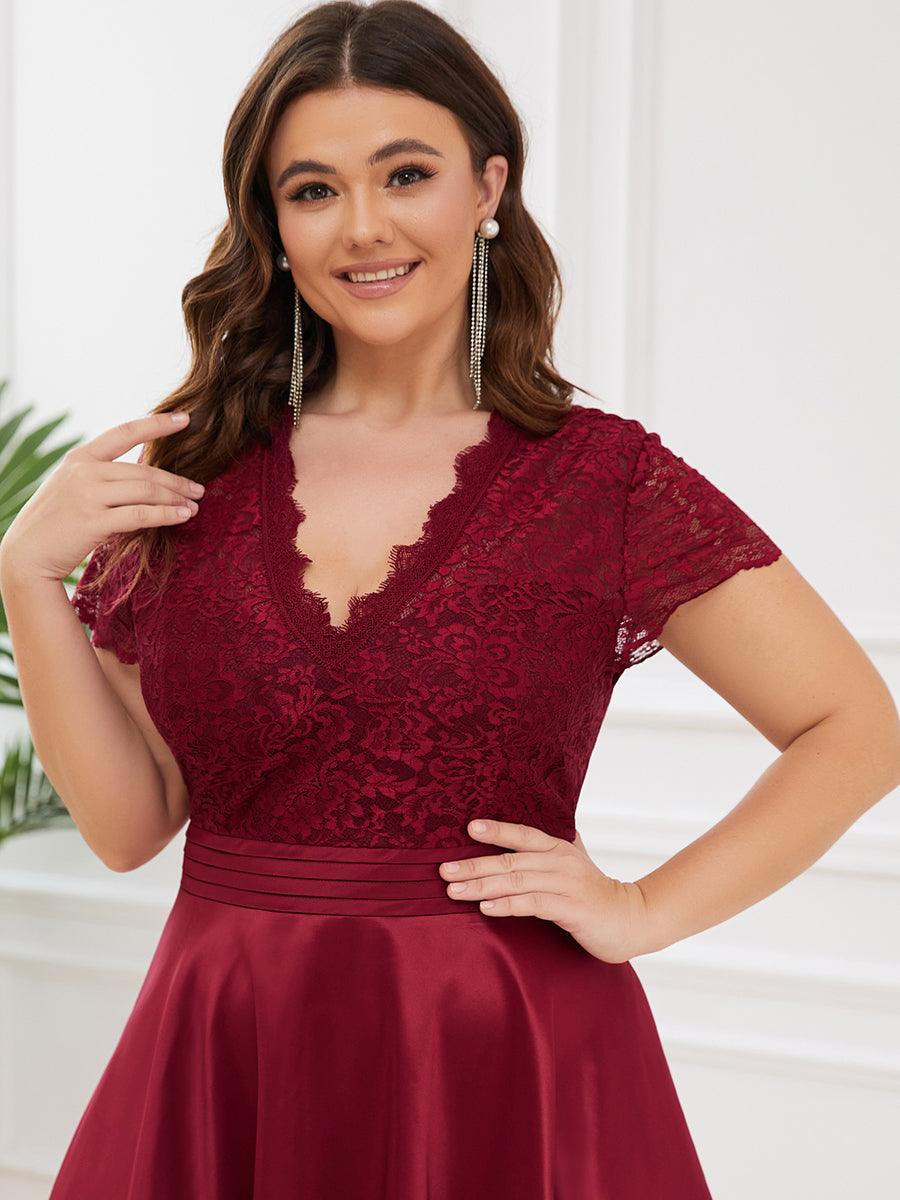 Robe de cocktail mi-longue en dentelle à manches longues et col en V de grande taille #Couleur_Bordeaux