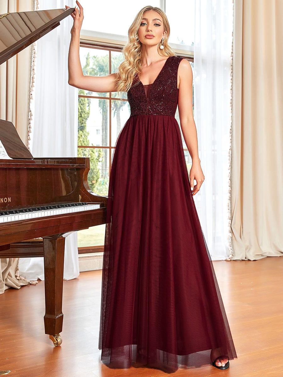 Robe de soirée longue plissée à col en V et à sequins sans manches #Couleur_Bordeaux Robe de soirée longue plissée à col en V et à sequins sans manches