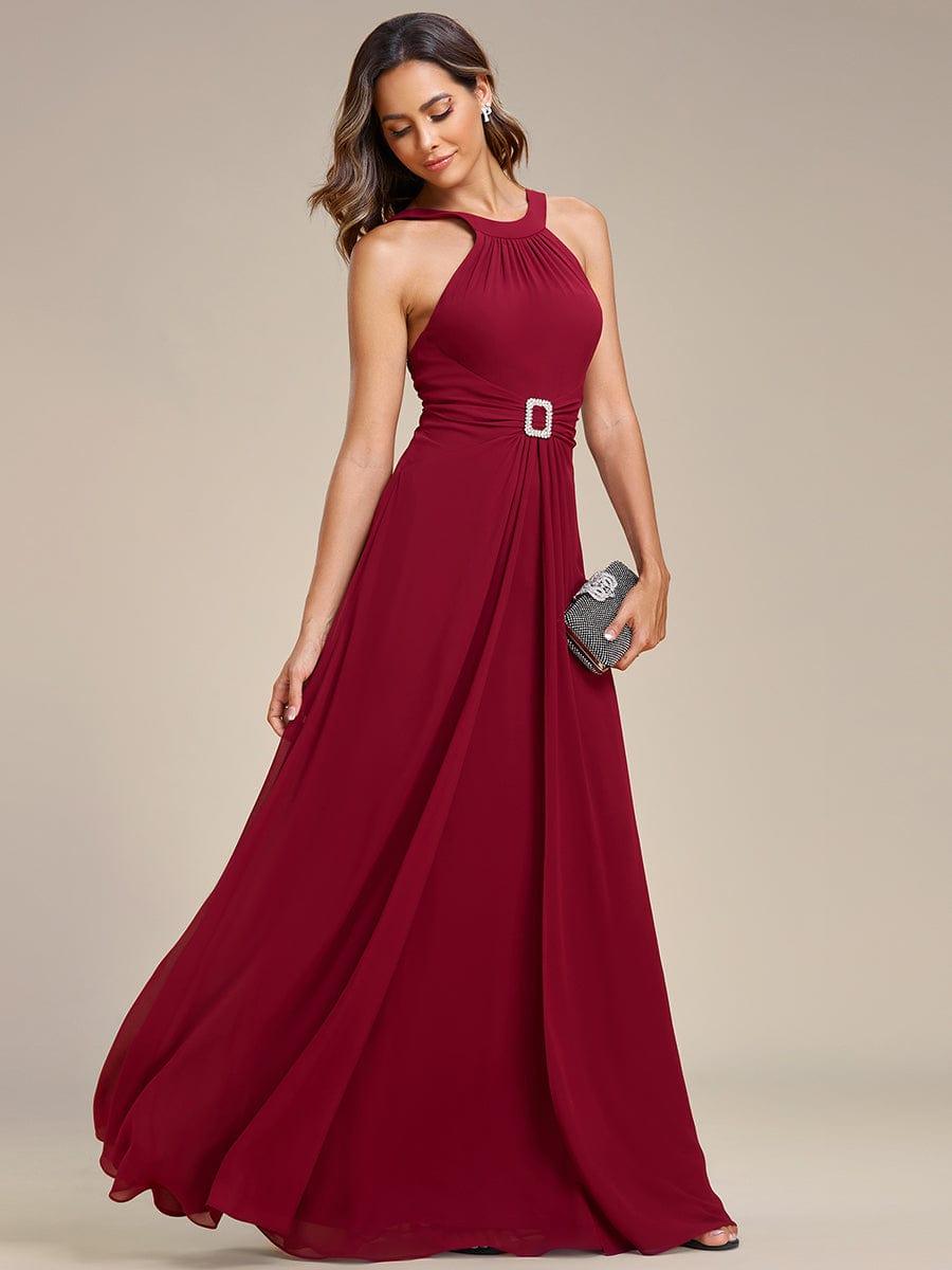 Robe longue en mousseline à col licou et taille avec diamants brillants #Couleur_Bordeaux Robe longue en mousseline à col licou et taille avec diamants brillants