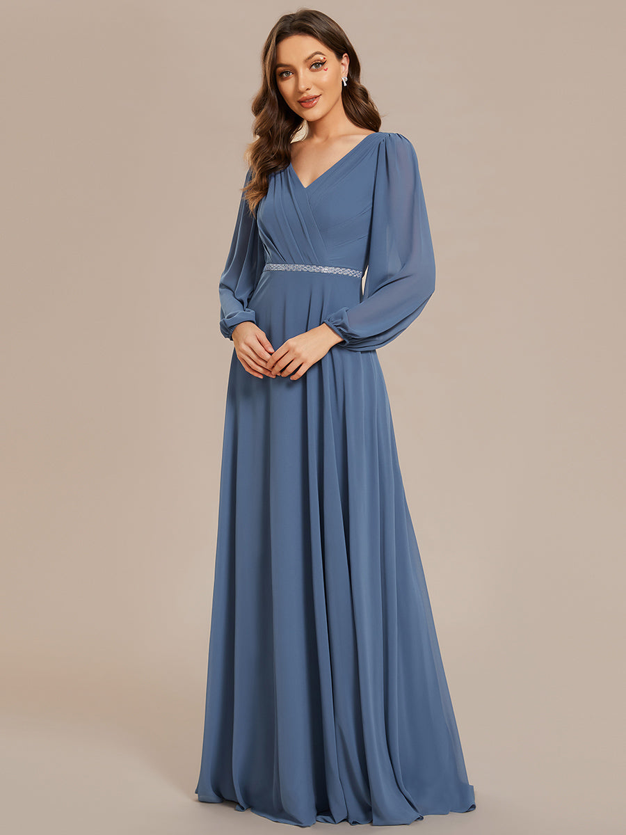 Robe de soirée plissée en mousseline de soie double col en V manches longues ceinture brillante #Couleur_Marine Fume Robe de soirée plissée en mousseline de soie double col en V manches longues ceinture brillante