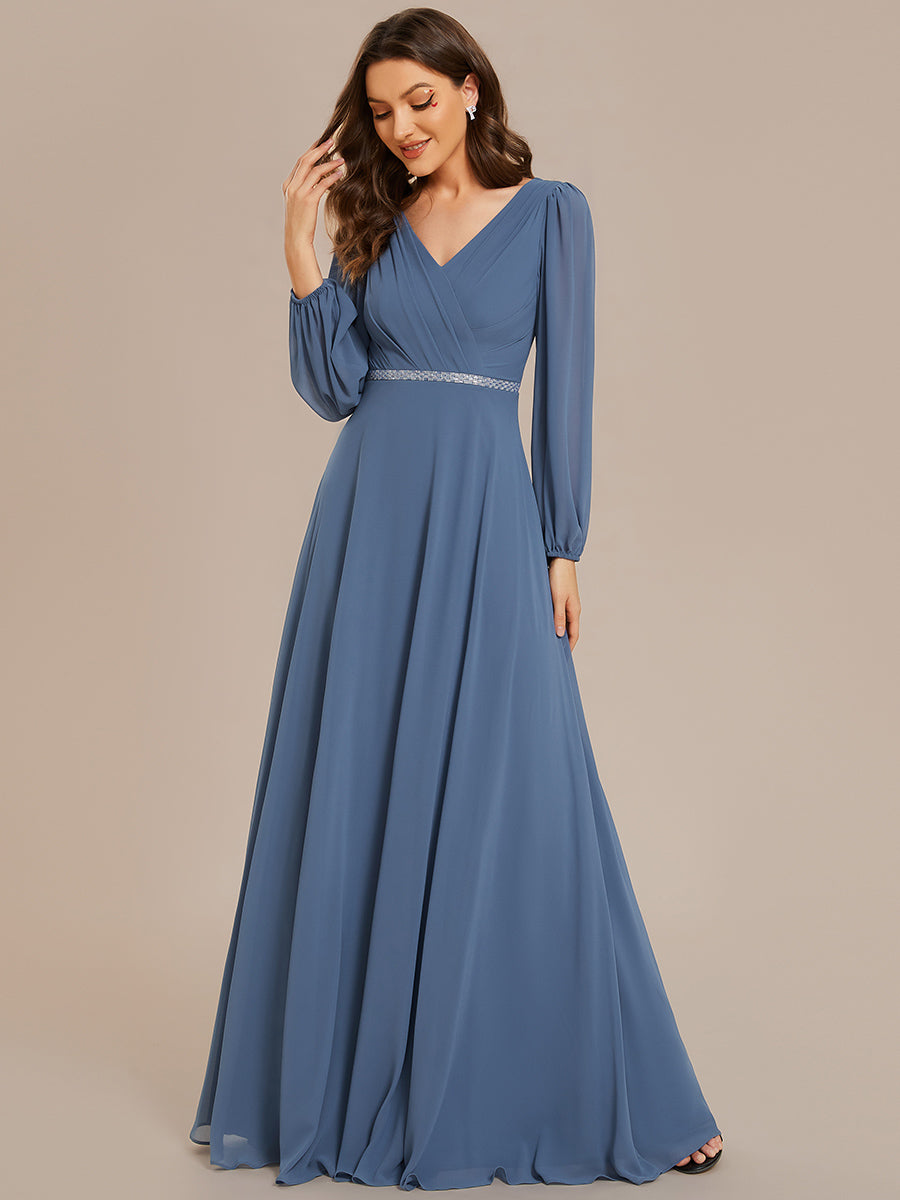 Robe de soirée plissée en mousseline de soie double col en V manches longues ceinture brillante #Couleur_Marine Fume Robe de soirée plissée en mousseline de soie double col en V manches longues ceinture brillante