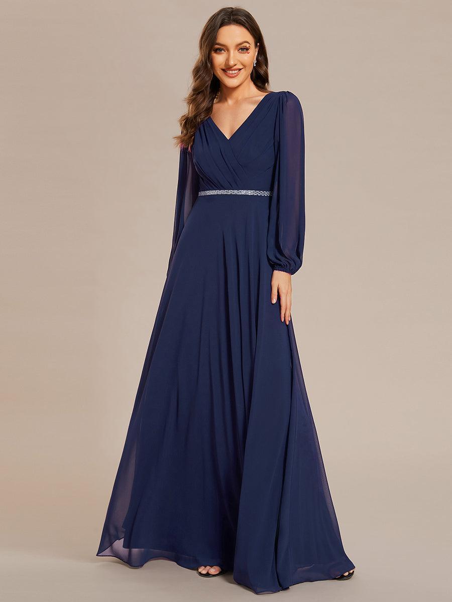 Robe de soirée plissée en mousseline de soie double col en V manches longues ceinture brillante #Couleur_Marine Fume Robe de soirée plissée en mousseline de soie double col en V manches longues ceinture brillante
