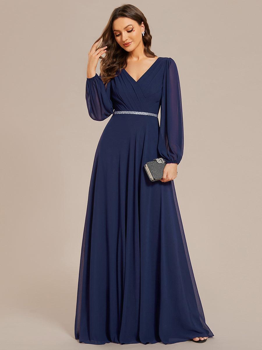 Robe de soirée plissée en mousseline de soie double col en V manches longues ceinture brillante #Couleur_Marine Fume Robe de soirée plissée en mousseline de soie double col en V manches longues ceinture brillante
