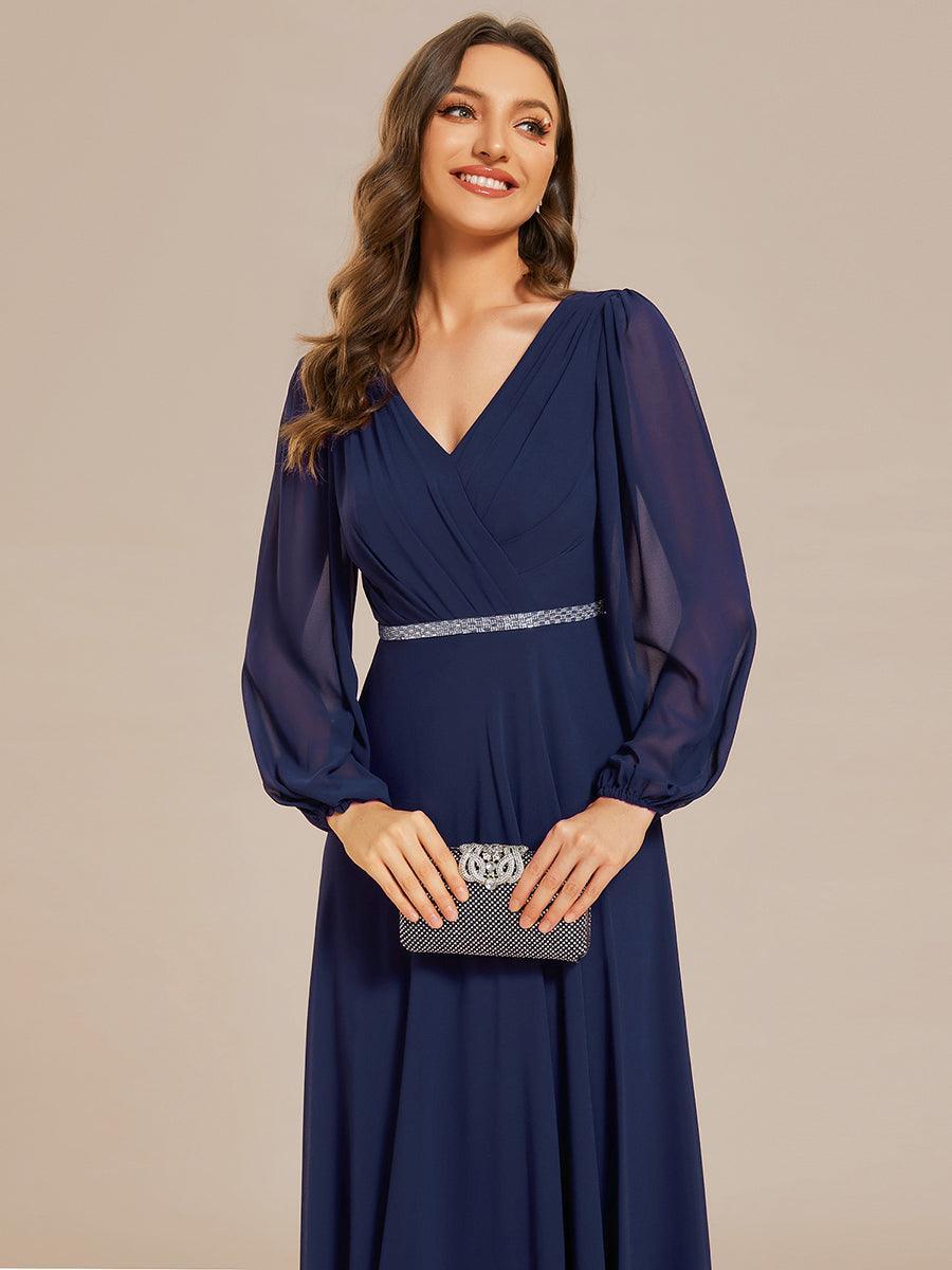 Robe de soirée plissée en mousseline de soie double col en V manches longues ceinture brillante #Couleur_Marine Fume Robe de soirée plissée en mousseline de soie double col en V manches longues ceinture brillante