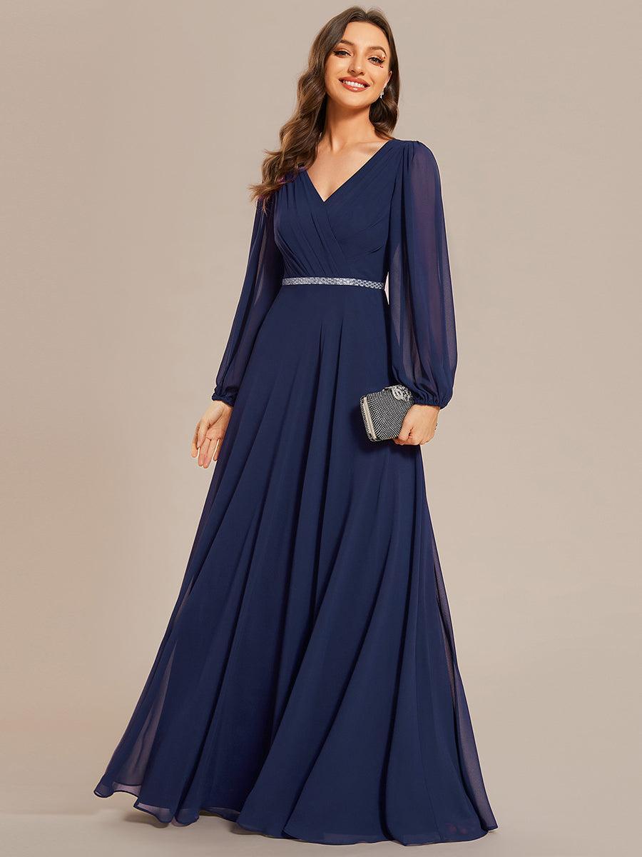 Robe de soirée plissée en mousseline de soie double col en V manches longues ceinture brillante #Couleur_Marine Fume Robe de soirée plissée en mousseline de soie double col en V manches longues ceinture brillante